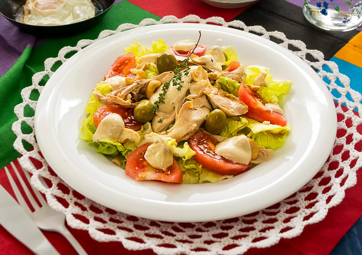 Ensalada de pollo y salsa de yogur