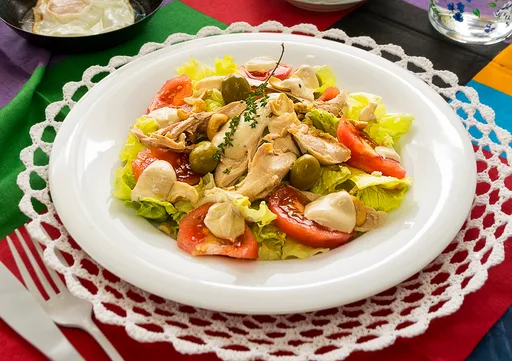 Ensalada de pollo y salsa de yogur