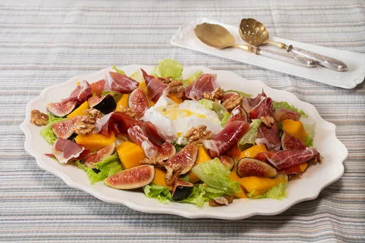 Ensalada de burrata, mango, higos y jamón