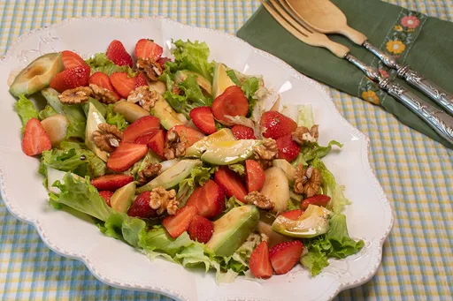 Ensalada de fresas, pera y aguacate