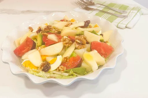 Ensalada de peras, huevos y aguacate