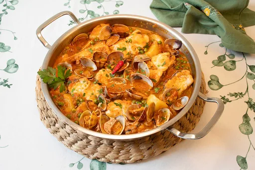 Guiso de rape con almejas y patatas: receta tradicional paso a paso
