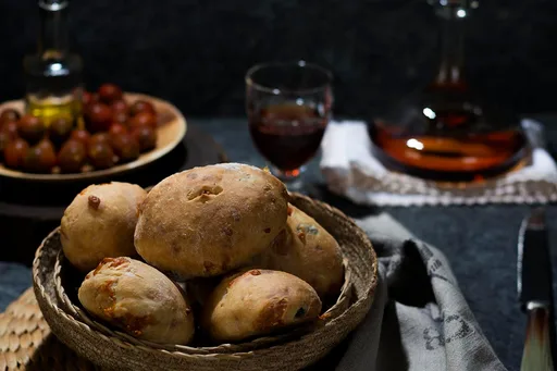 Panecillos de queso y aceitunas