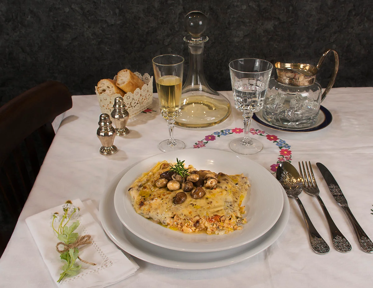 Lasaña de merluza fresca y bechamel de setas.
