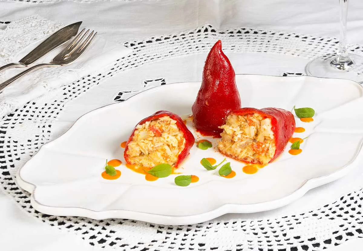 Pimientos del piquillo rellenos de rape y marisco.