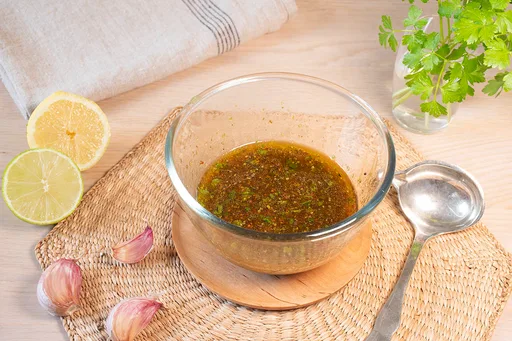 Salsa de lima y limón para adobar pollo o pavo