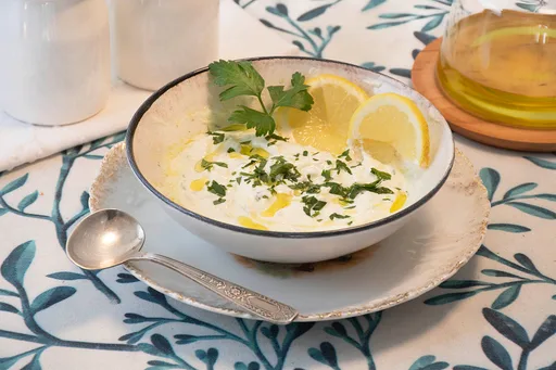 Salsa fresca de yogur griego