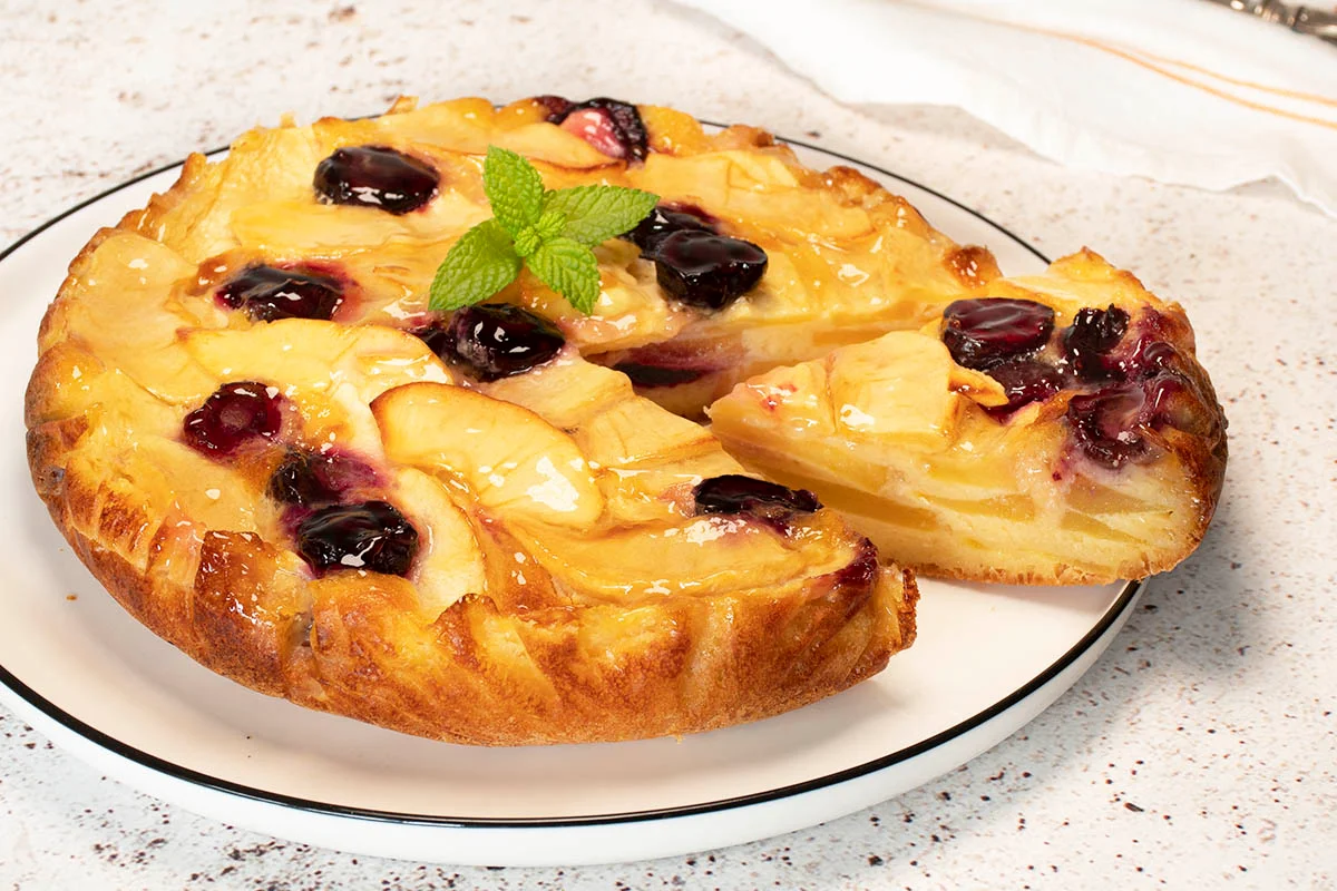 Tarta SENCILLA de queso, manzanas y cerezas