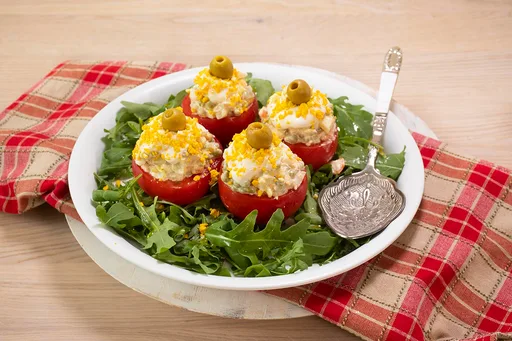 Tomates rellenos de ensaladilla rusa
