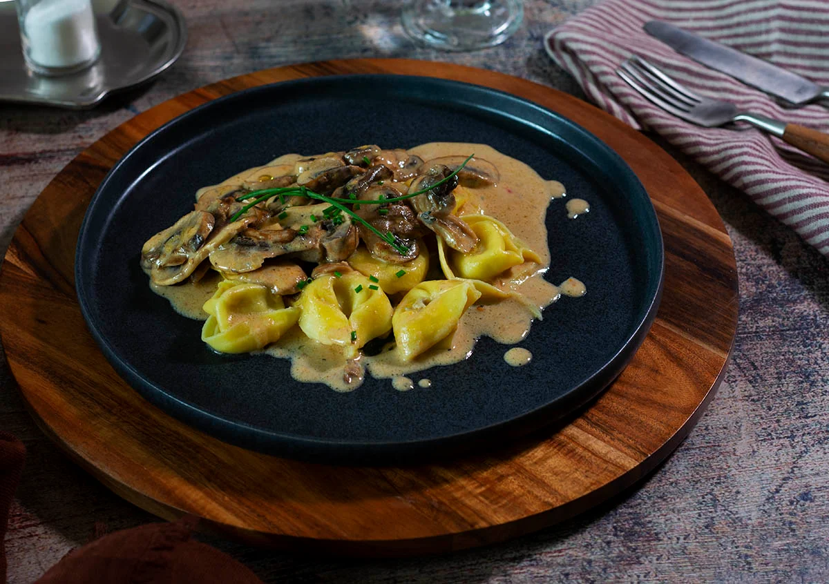 Tortellinis en Salsa Cremosa de Champiñones – sencillo y apetitoso.