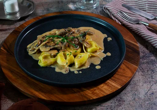 Tortellinis en Salsa Cremosa de Champiñones – sencillo y apetitoso.