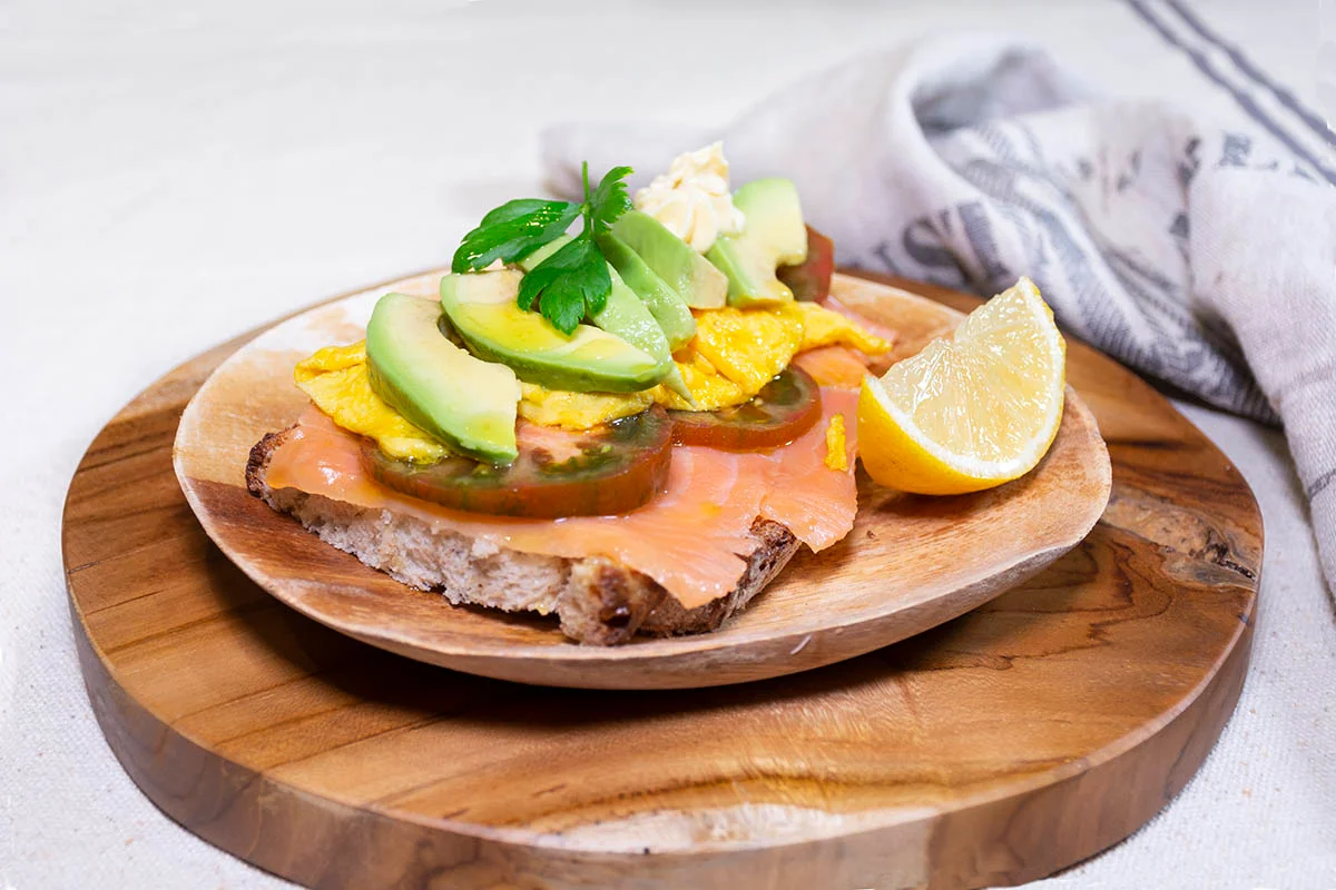 Tosta de tortilla francesa, salmón y aguacate