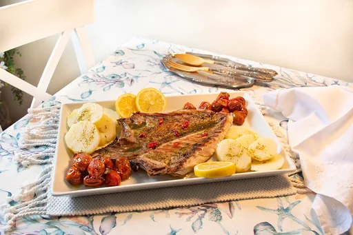 Ventresca de bonito fresco del norte a la plancha. Con GUARNICIÓN.