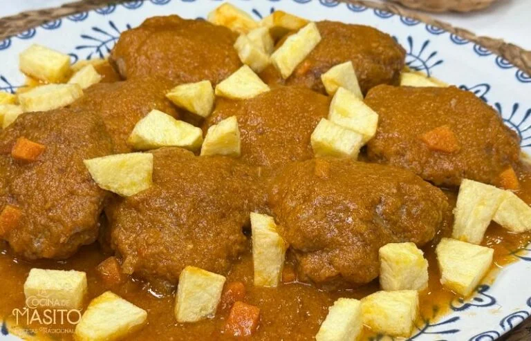 Filetes rusos en salsa con patatas fritas caseras