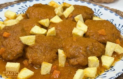Filetes rusos en salsa con patatas fritas caseras
