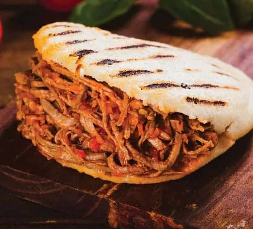 Arepa de carne mechada