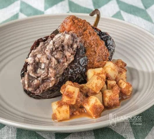 Chiles anchos rellenos con frijol y queso