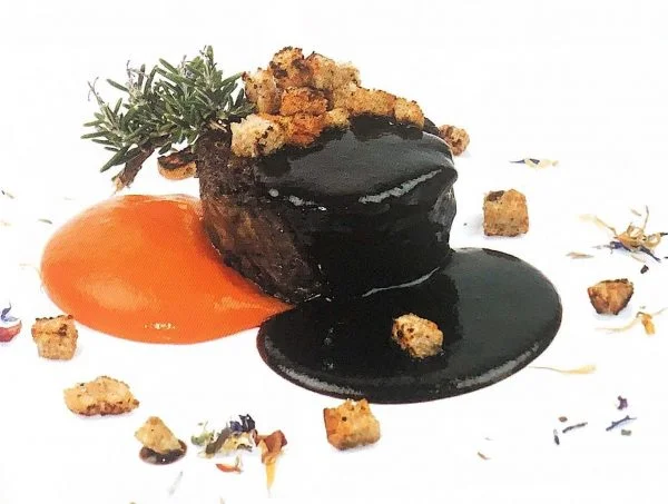 Cola de res al vino con migas y puré de calabaza