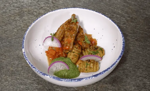 Costillas con pesto y papas Hasselback