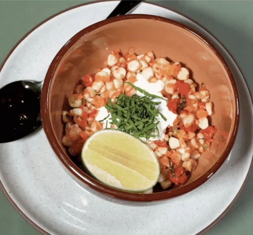 Esquites asados en olla de barro