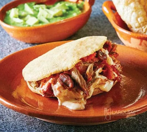 Gordita con carnitas gratinadas
