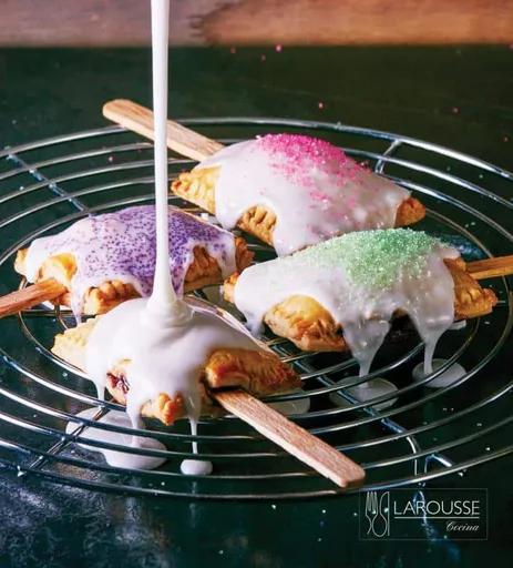 Paletas de pay rellenas de frutas rojas