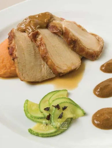 Pechuga de pavo envuelta en tocino con mole de avellanas y guajillo