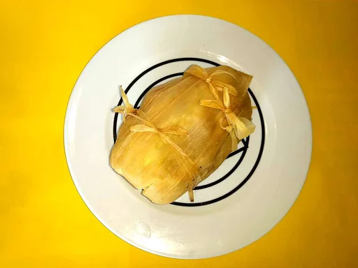 Pollo rielero en hoja de maíz