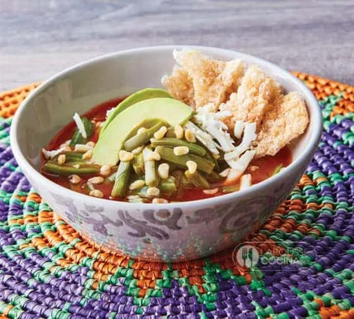 Sopa de nopalitos con escamoles
