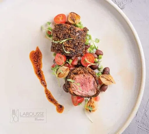 Venado en costra de chiles secos, ensaladita tibia de frijol y nopales con aceite de oliva de Tulyehualco