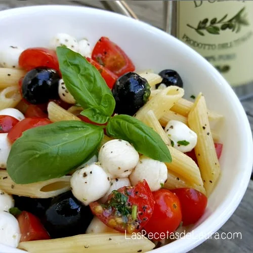 Ensalada de pasta fría con tomate cherry