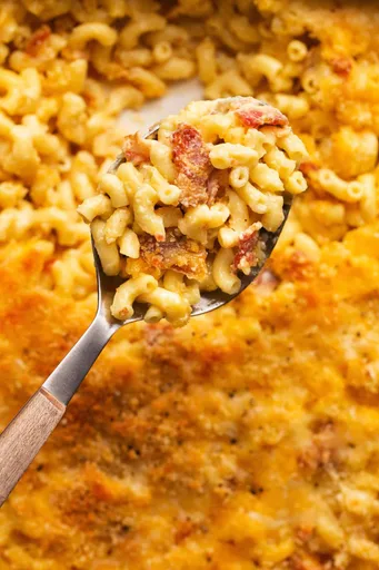 Macarrones con queso y tocino al horno