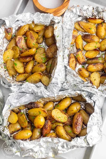 Patatas a la parrilla en papel de aluminio