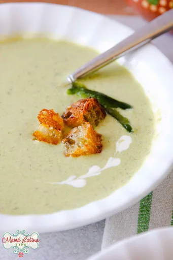 Sopa cremosa de chile poblano asado