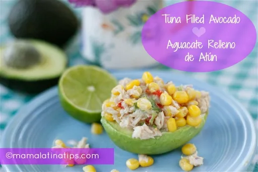 Mitades de aguacate rellenas de atún