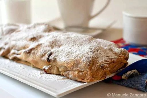 Apple Strudel (Apfelstrudel / Strudel di Mele)