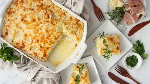 Patatas gratinadas de inspiración italiana con jamón y tres quesos
