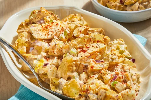 Ensalada de patata con huevos rellenos