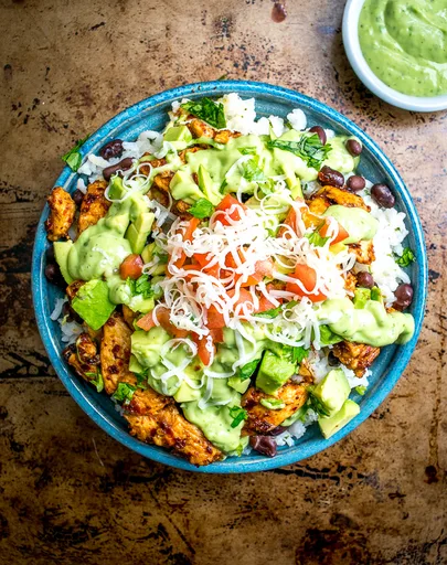 Bolls fáciles de burrito con salsa cremosa de aguacate