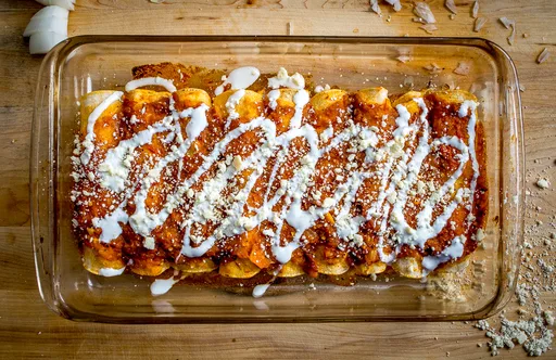Enchiladas fáciles con salsa roja