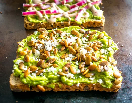Tostadas de aguacate mexicanas con pico de gallo