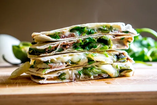 Quesadillas de chile poblano asado