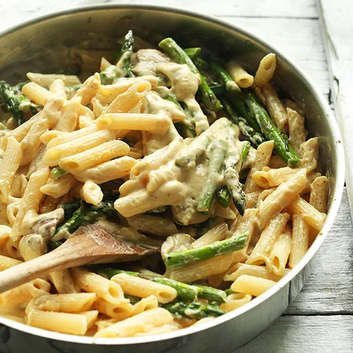 Pasta cremosa con setas y espárragos (sin gluten)