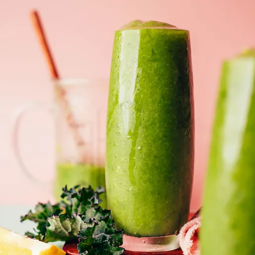 Batido verde de mango, jengibre y col rizada