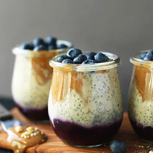 Pudin de chía con crema de cacahuete y mermelada