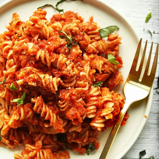 Pasta roja picante con lentejas