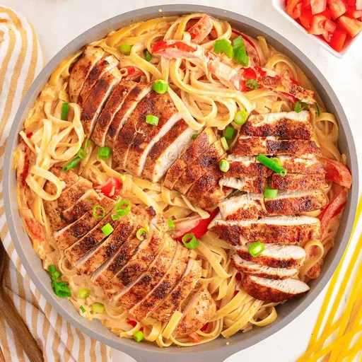 Pasta con pollo al estilo cajún