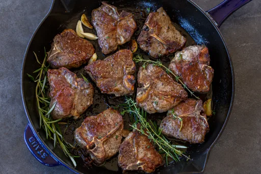 Chuletas de lomo de cordero a la sartén