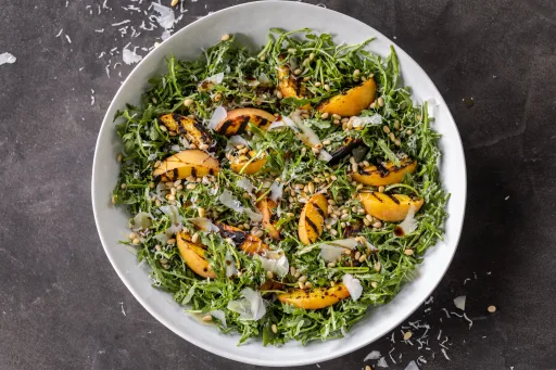 Ensalada de melocotón y rúcula