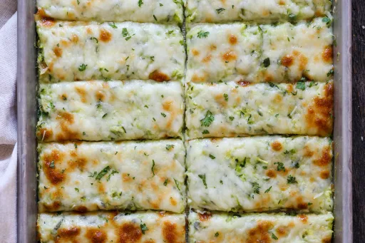 Bastoncillos de pan de calabacín con queso